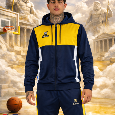 Homem com fato de treino azul escuro, amarelo e branco com logótipo Zeus em cenário mitológico de basquetebol