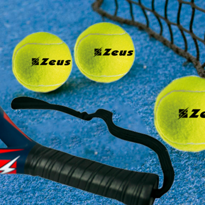 Bolas de ténis amarelas e uma raquete de pádel preta com marca Zeus numa superfície azul com rede preta