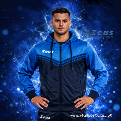 Homem com casaco e calças desportivas azuis com a palavra Zeus e fundo azul luminoso