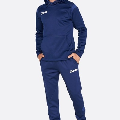 Homem com conjunto de desporto azul escuro ZEUS