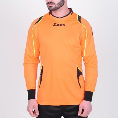 Homem com roupa desportiva laranja e preta com logo Zeus