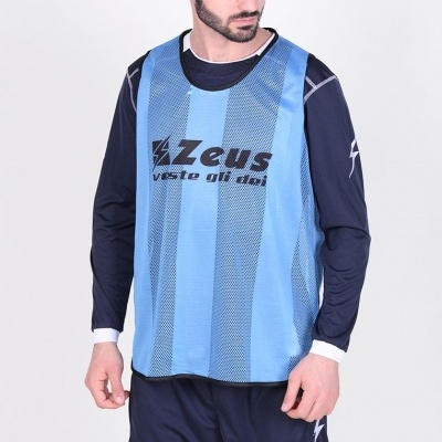 Homem com colete desportivo azul claro, camisola e calções azuis escuros com logótipo Zeus