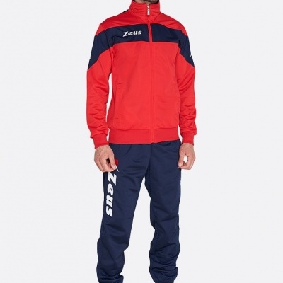 Homem a usar fato de treino vermelho e azul com texto Zeus, em fundo branco