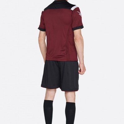 Homem com roupa desportiva de costas, camisola bordô, calções pretos, meias pretas e sapatilhas azuis