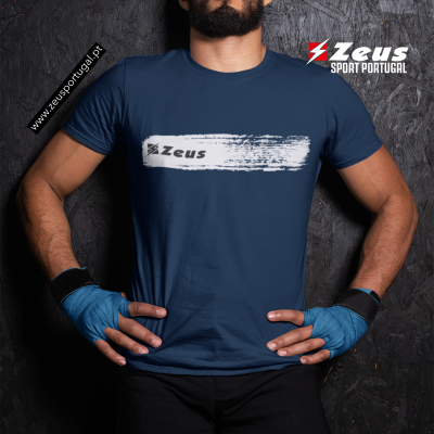 Homem com t-shirt azul Zeus e luvas azuis