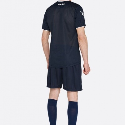 Homem de costas com equipamento desportivo azul escuro e meias altas