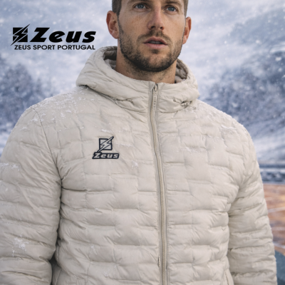Casaco acolchoado branco com capuz da marca Zeus em ambiente de neve