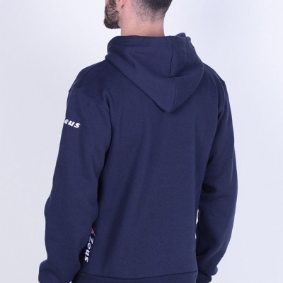 Casaco com capuz azul escuro visto de costas em fundo neutro