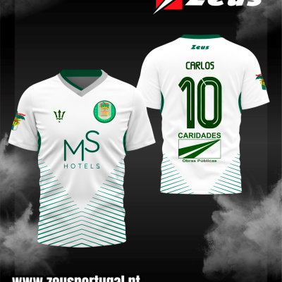 Camisola de futebol branca com número 10 e nome Carlos nas costas, vários logos e riscas verdes