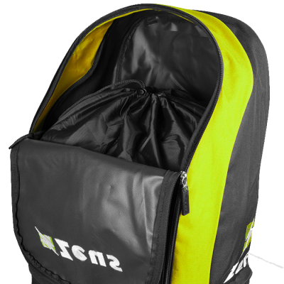 Mochila preta e amarelo aberta vista de frente com bolso dianteiro