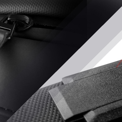 Cinto de segurança preto com fivela metálica em tecido cinza escuro com padrão de bolinhas