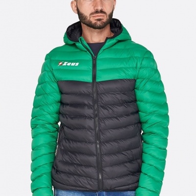 Homem a usar casaco acolchoado verde e preto com capuz e fecho da marca Zeus
