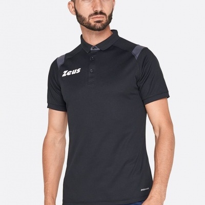 Homem a usar polo desportivo preto com detalhes cinzentos e texto branco ZEUS