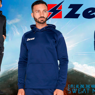 Modelos masculinos vestindo fatos de treino Zeus preto e azul com capuz e logótipo branco, fundo céu azul e fogos de artifício
