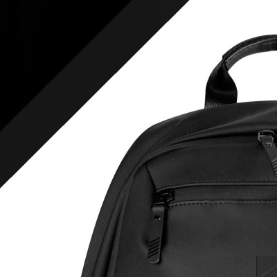 mochila preta com fecho frontal e alça