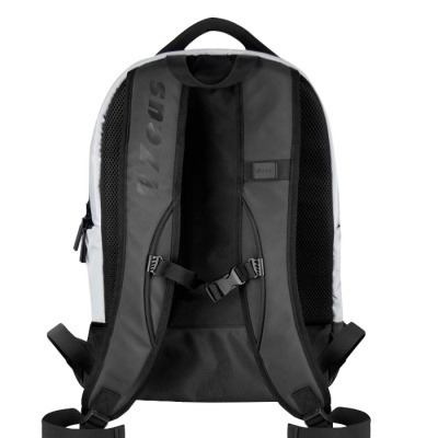 Mochila preta e cinza vista pelas alças com texto VL2cus