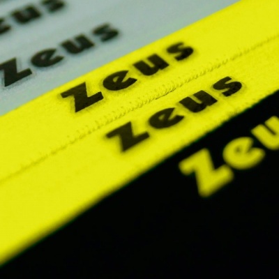 Faixas têxteis coloridas com o texto Zeus