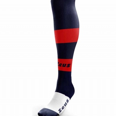 Meia desportiva azul escura com faixas vermelhas e biqueira branca com texto Zeus