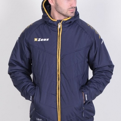 Casaco azul escuro Zeus com fecho amarelo e capuz, modelo a vestir