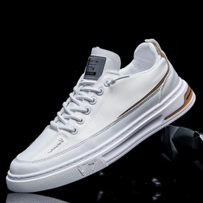 Ténis branco em pele com sola branca e detalhes castanhos em fundo preto