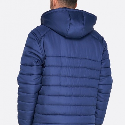 Casaco acolchoado azul escuro com capuz visto de costas