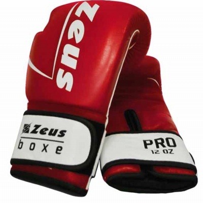 Par de luvas de boxe vermelhas com detalhes brancos e pretos