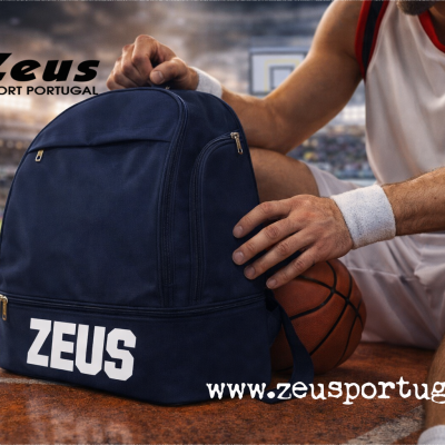 Mochila azul escura com texto ZEUS e jogador de basquetebol ao lado