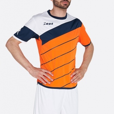 Equipamento desportivo laranja, branco e azul com texto ZEUS