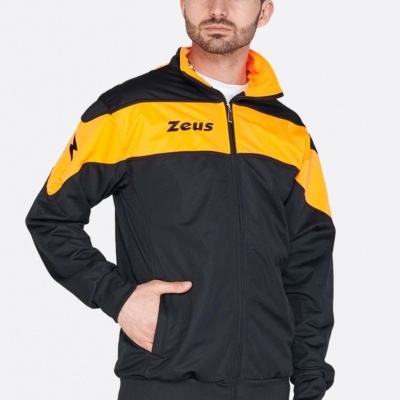 Homem com fato de treino preto e amarelo da marca Zeus