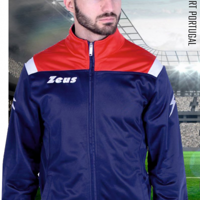 Casaco desportivo azul e vermelho com fecho e logótipo Zeus em fundo de estádio