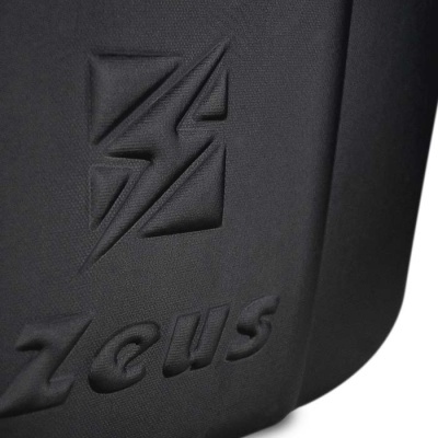 Detalhe do logo 'zeus' em relevo num material preto