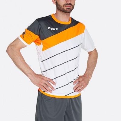 Homem com equipamento desportivo branco, laranja e cinza com logótipo Zeus