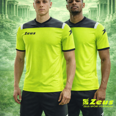 Homens com roupa desportiva amarela e preta Zeus em fundo verde com arquitetura clássica