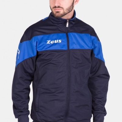 Homem a usar casaco desportivo azul escuro com faixa azul royal e texto Zeus