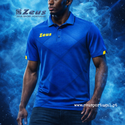Homem com polo desportiva azul Zeus com fundo azul e efeitos de fumaça