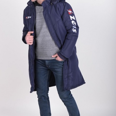 Homem a usar casaco azul escuro com capuz e texto ZEUS nas mangas e peito, sobre fundo branco.