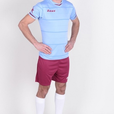 Homem com equipamento desportivo azul clara e bordô com texto Zeus