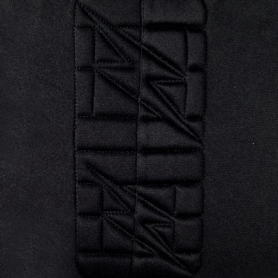 Tecido preto com padrão de costura geométrico em relevo