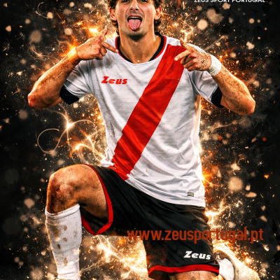 Jogador de futebol com equipamento Zeus Portugal branco e vermelho a festejar num fundo com efeitos luminosos