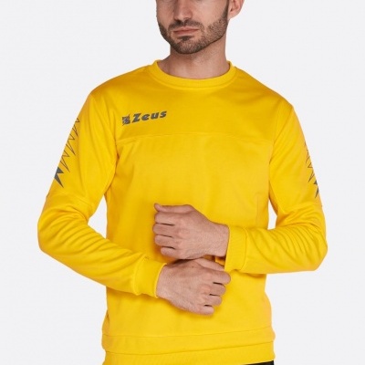 Homem com camisola amarela de manga comprida Zeus e calças pretas Zeus