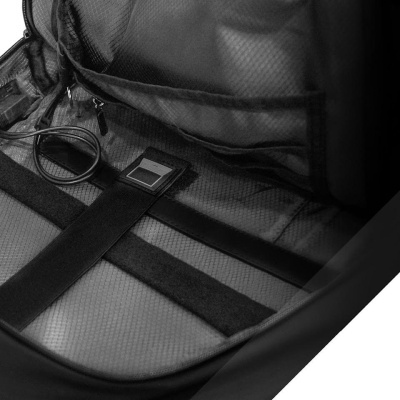 Interior de mochila preta com bolso, alça de velcro e cabo USB embutido