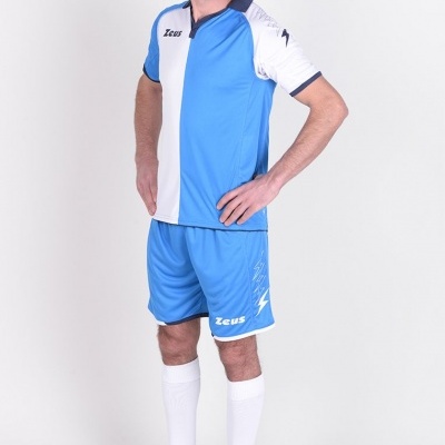 Homem com fato de treino desportivo azul claro e branco e meias brancas