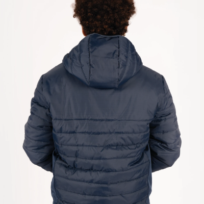 Casaco acolchoado azul escuro com capuz visto de costas