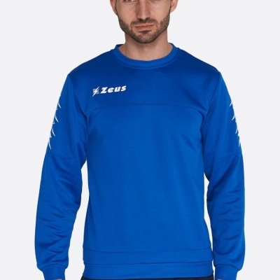 Homem a usar sweatshirt azul com logótipo Zeus branco e calças pretas com logótipo Zeus