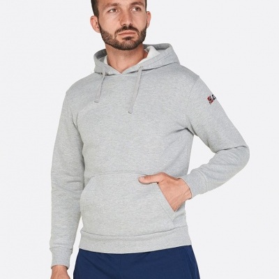 Homem com hoodie cinza claro e calças desportivas azuis com logotipo ZEUS