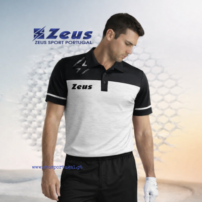 Homem com polo desportiva preta e branca com logótipo Zeus e luva branca