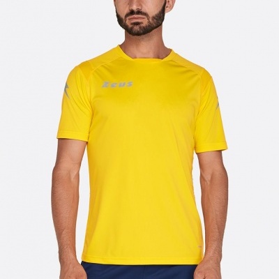 Homem com t-shirt desportiva amarela ZEUS e calças azuis