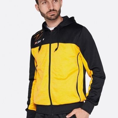 Homem com casaco desportivo amarelo e preto com capuz e fecho