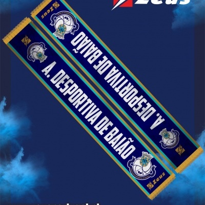 Cachecol azul da A. Desportiva de Baião com franjas amarelas e logos Zeus