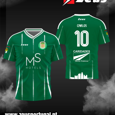 Camisola de futebol verde com riscas brancas e logos Zeus, MS Hotels e Caridades.